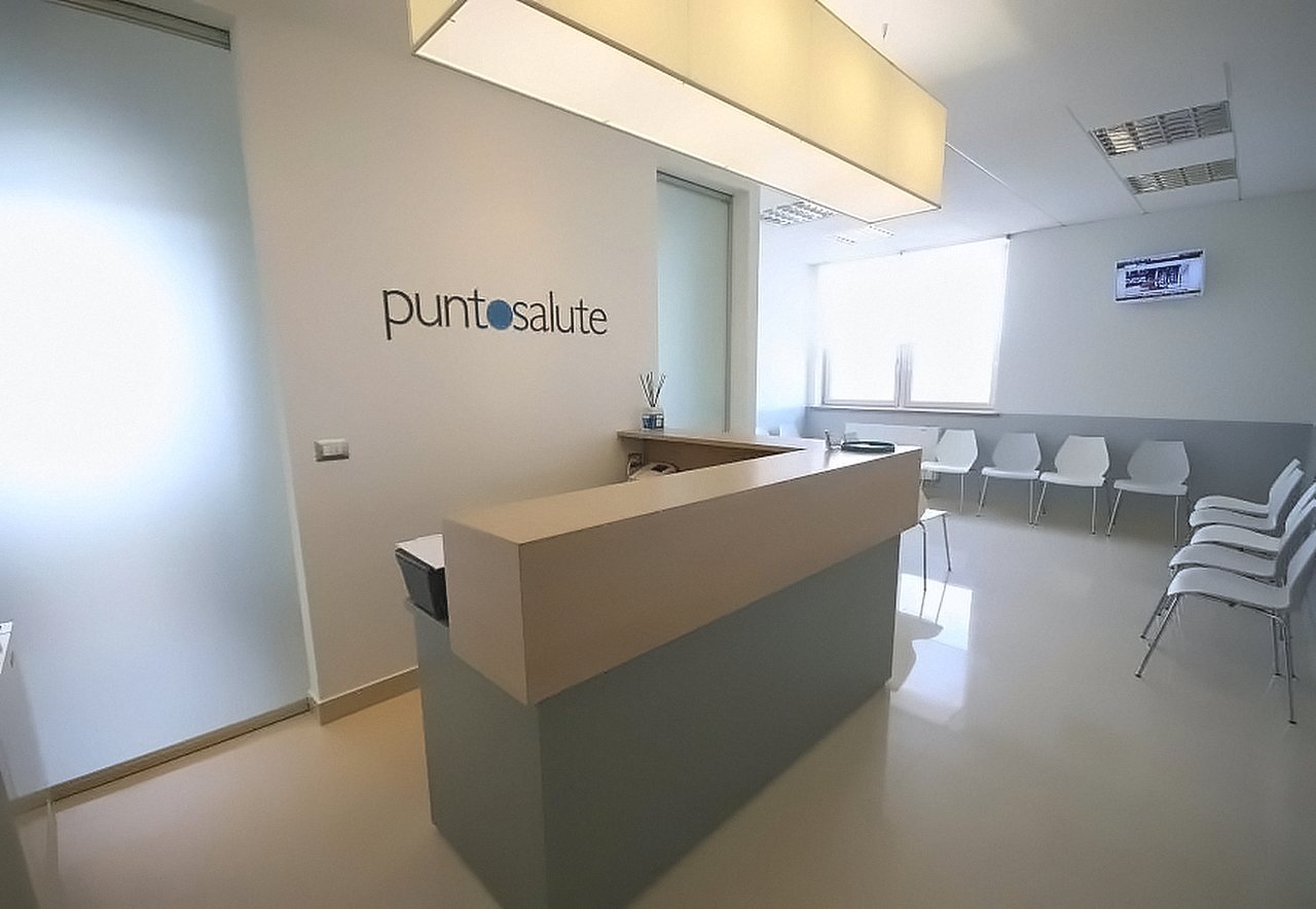 La reception di Punto Salute con il logo